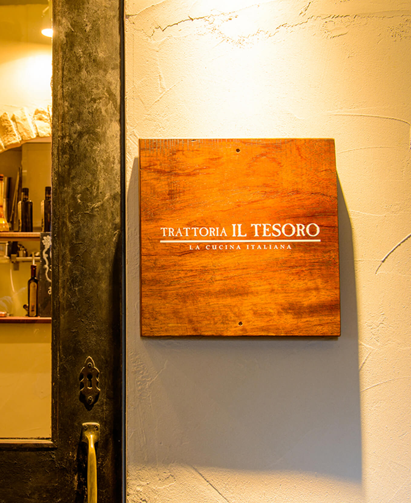 京都・烏丸三条のイタリアンレストランtrattoria il tesoroの木製サインとアンティークな入口