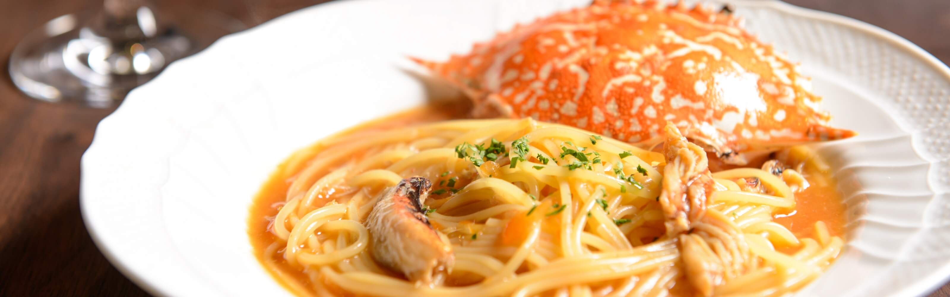蟹が添えられたパスタ